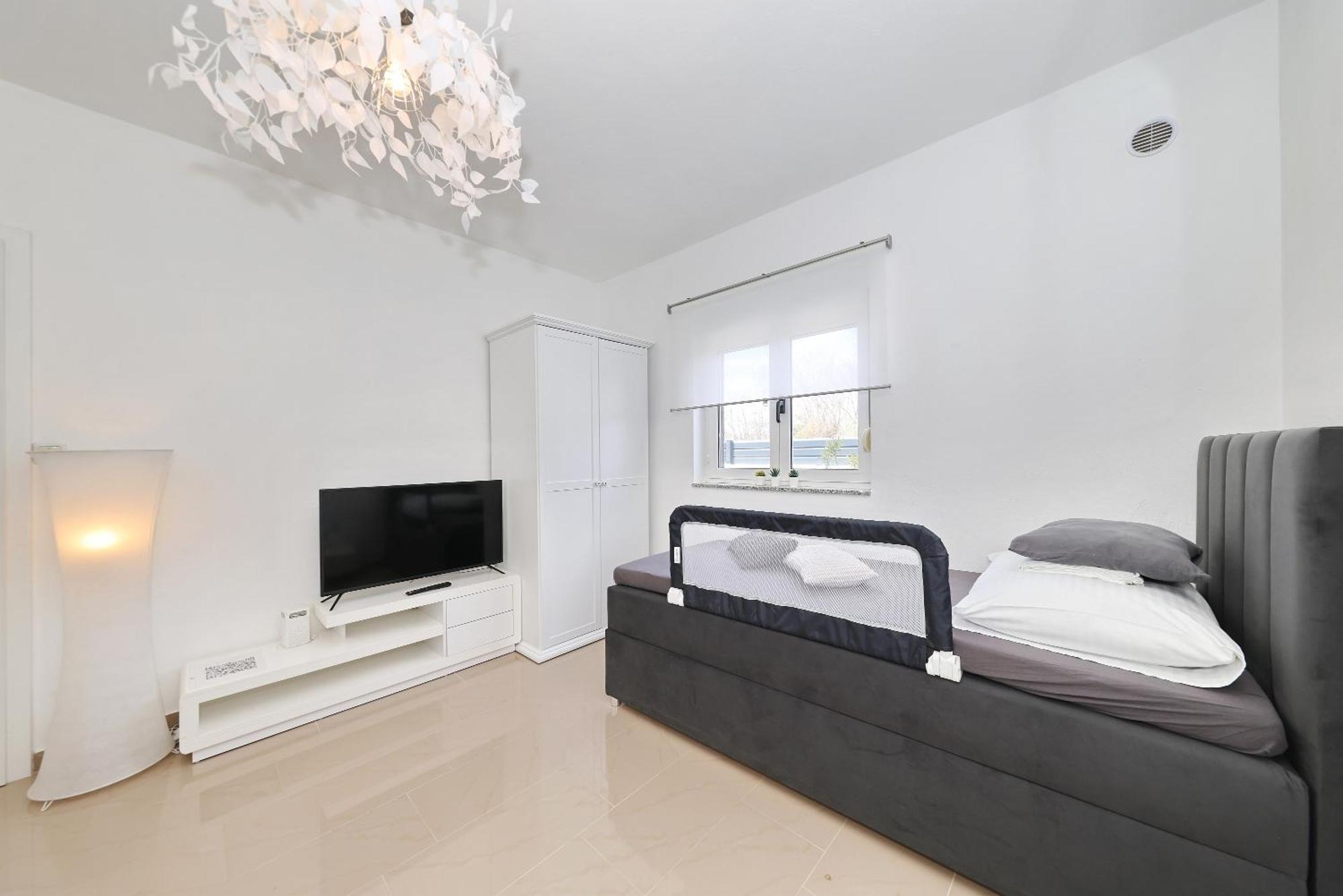 Apartments Rosini, 300M From The Beach With Shared Tavern And Bikes, Nin Kültér fotó